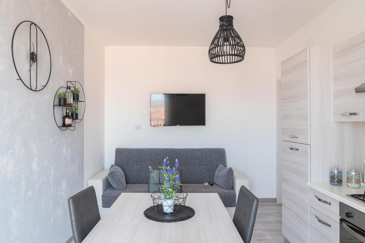 Almi - Guest Apartment Porto Torres Exteriör bild
